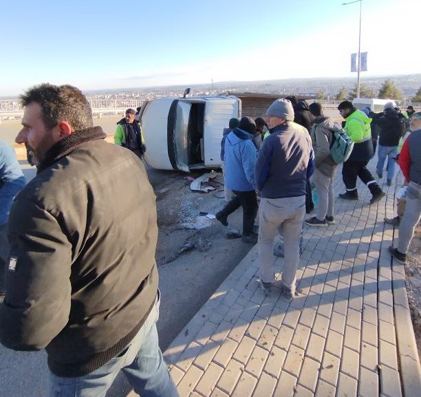 Virajı alamayan kamyonet devrildi