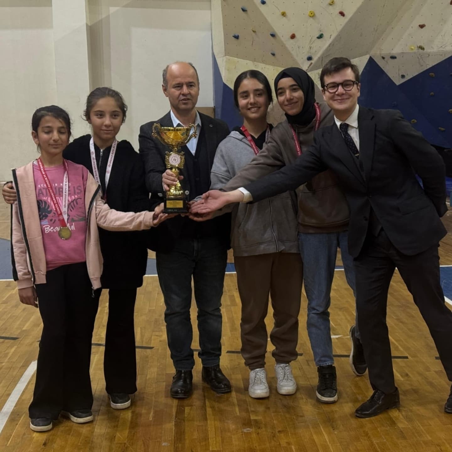 Dikilitaş Halil Ağar Ortaokulu satran&ccedil;ta il birincisi oldu
