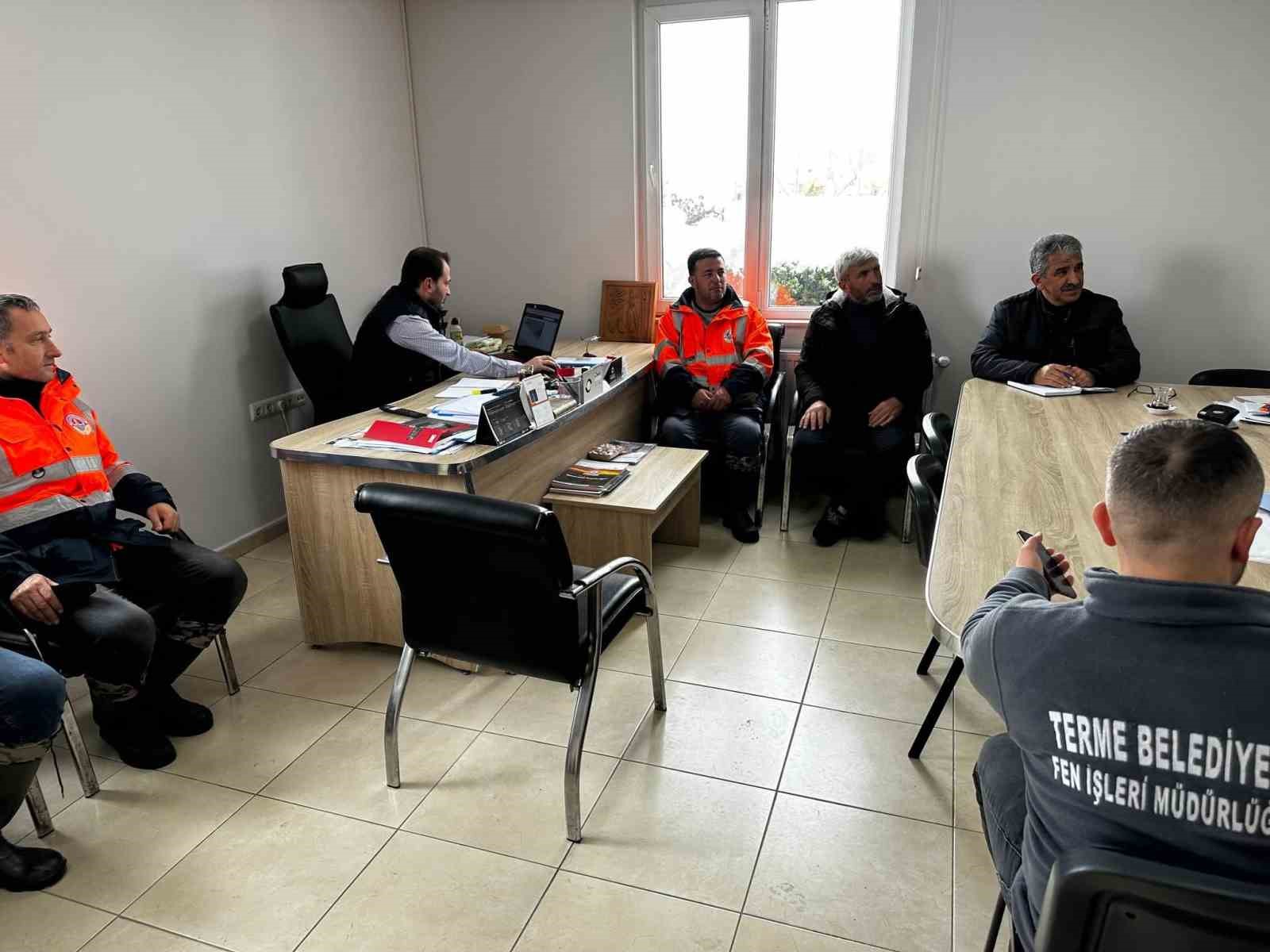 Terme’de karla mücadele sürüyor