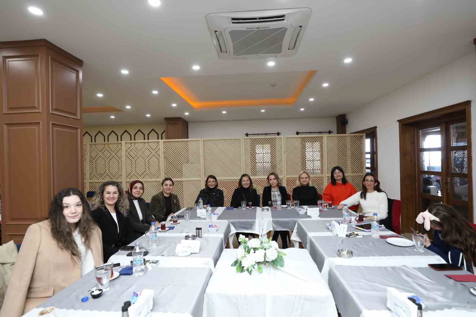 CHP’li belediye başkanlarının eşleri ’Ortak akıl’ için buluştu