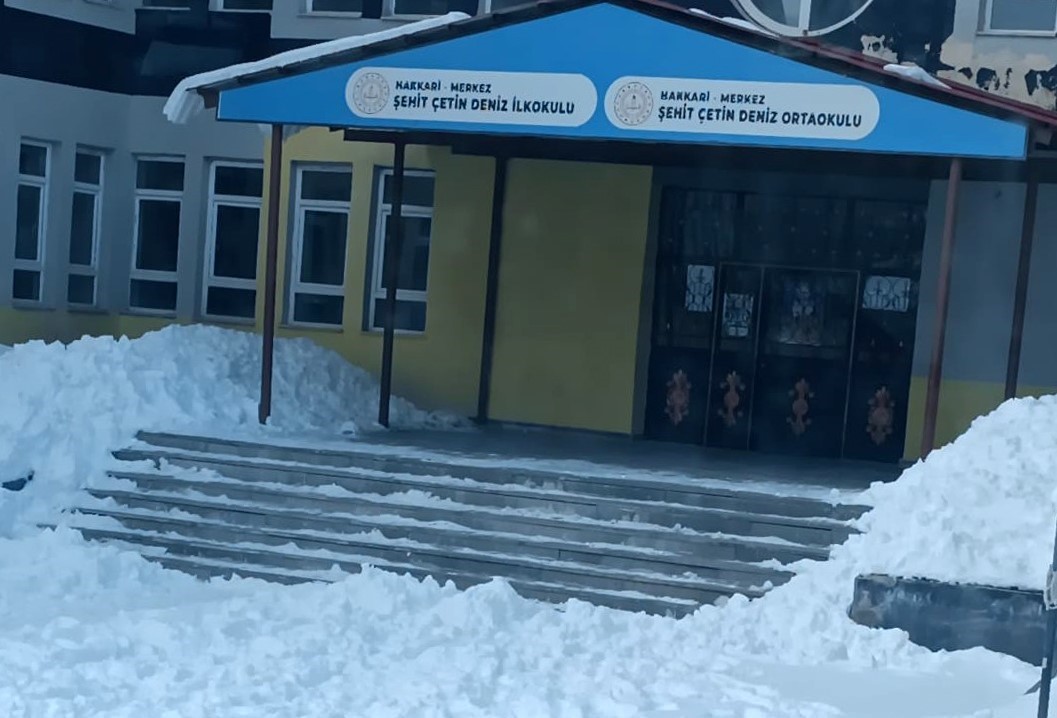 Hakkari&rsquo;de okul &ouml;nleri kardan temizlendi
