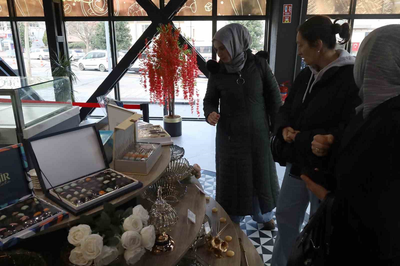 Ev hanımı ve &ccedil;alışan annelere &ccedil;ocuk yetiştirmenin altın kuralları anlatıldı
