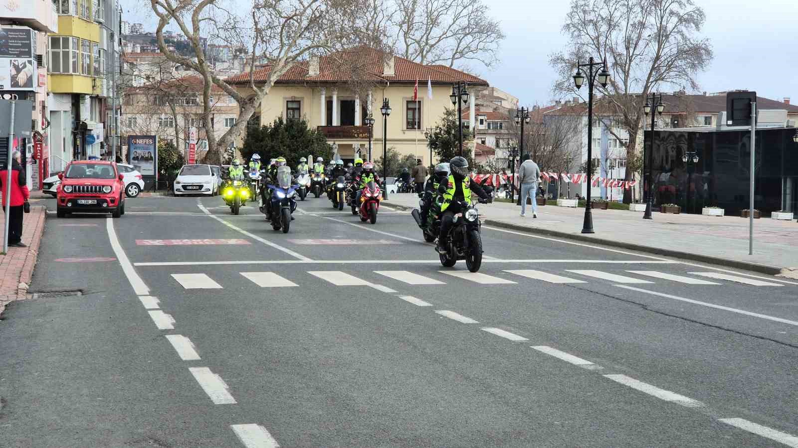 Motosikletlilerden &rsquo;katil bariyer&rsquo; eylemi

