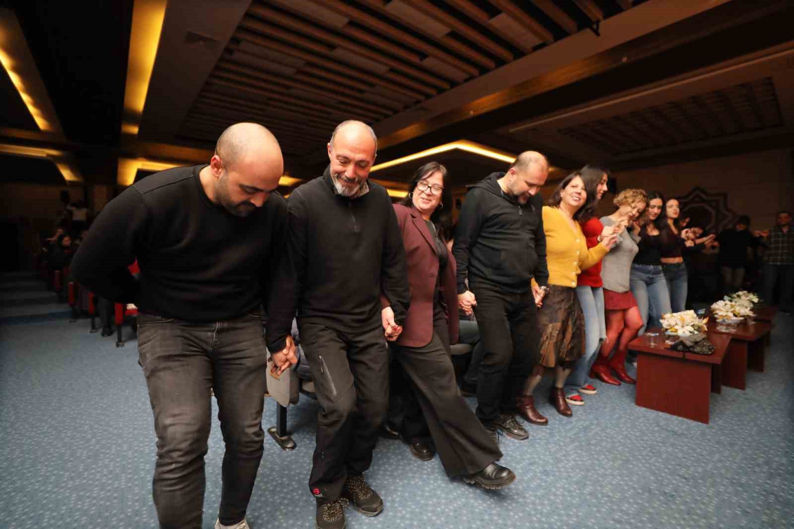 Yunusemre Belediyesinden t&uuml;rk&uuml; ş&ouml;leni
