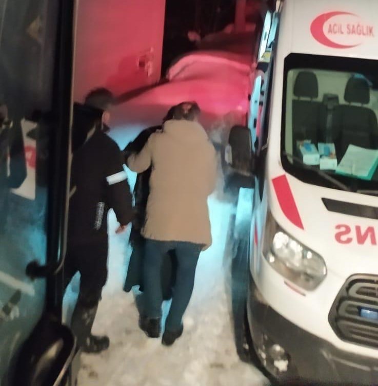 Ordu&rsquo;da karla m&uuml;cadele s&uuml;r&uuml;yor
