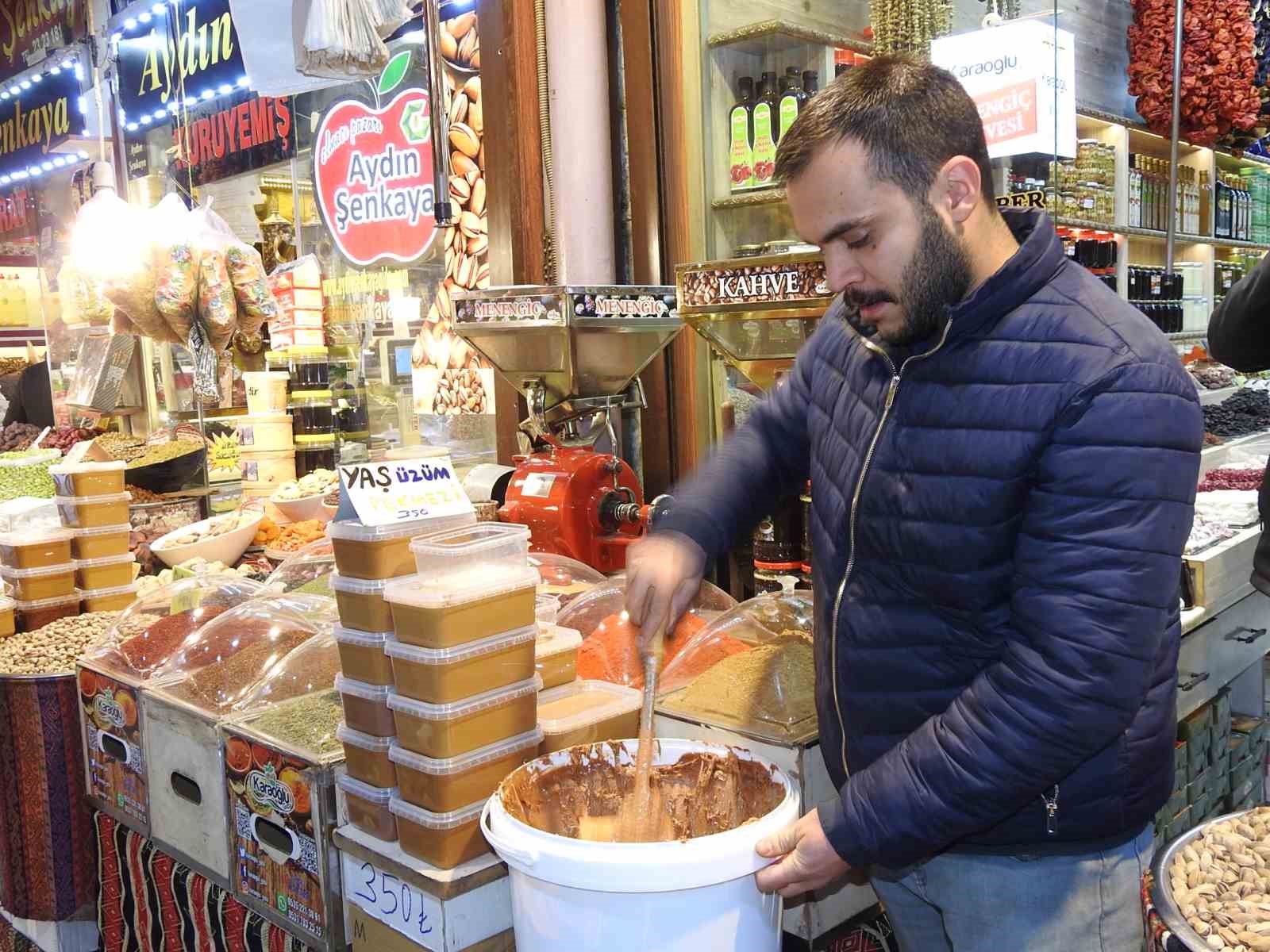 Gaziantep&rsquo;te Ramazan &ouml;ncesi hafta sonu &ccedil;arşı pazarda yoğunluk
