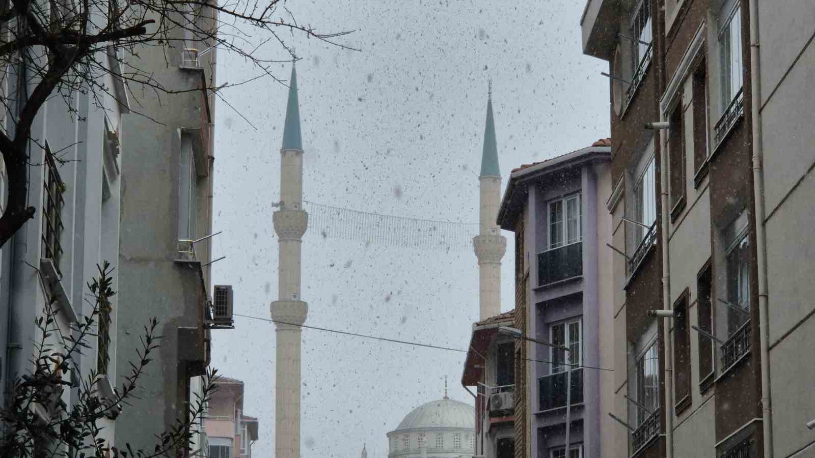 Tekirdağ’da lapa lapa kar yağışı