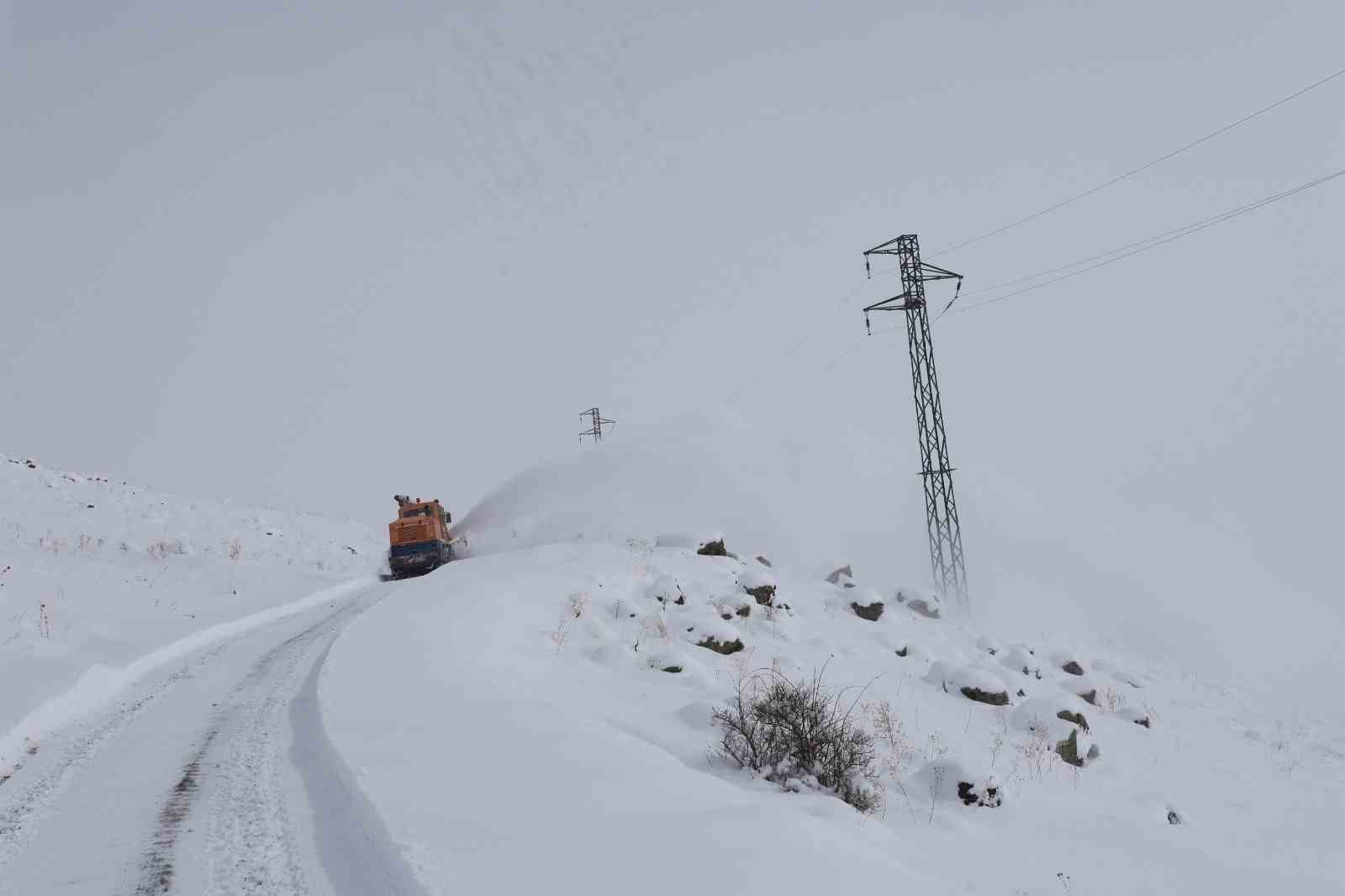 Iğdır&rsquo;da kar ve tipi nedeniyle kapanan k&ouml;y yolları ulaşıma a&ccedil;ıldı
