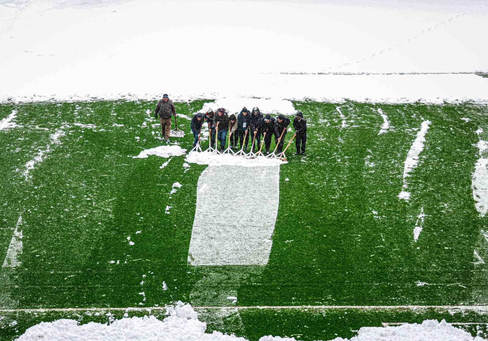 Trabzonspor&rsquo;un sahasında kar temizleme &ccedil;alışmaları s&uuml;r&uuml;yor
