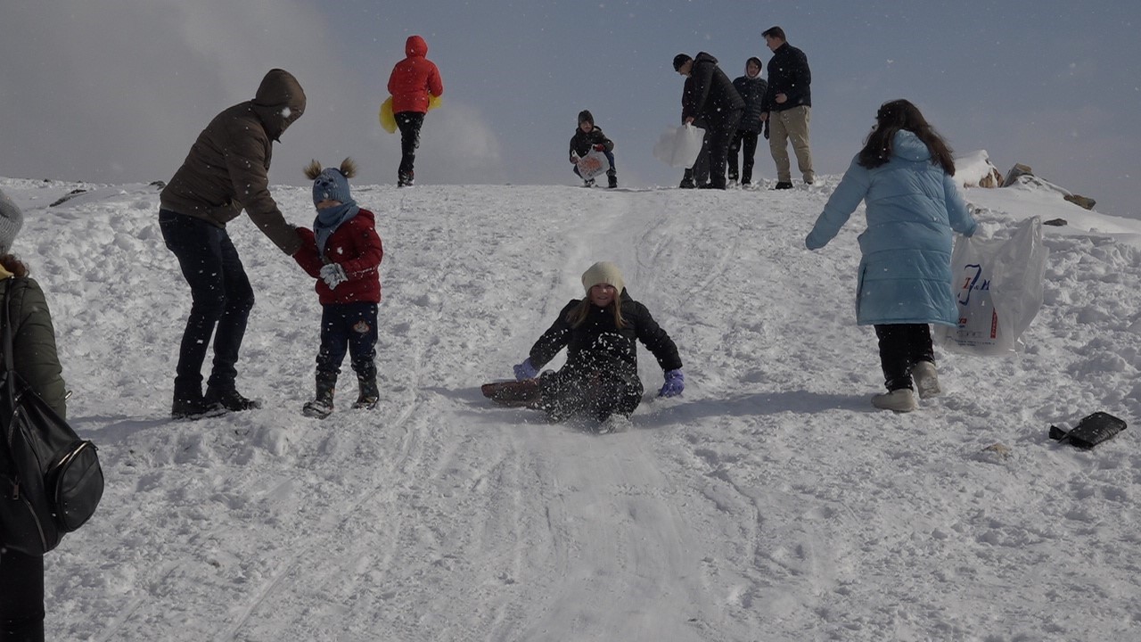 Trakya’nın Uludağ’ı olarak tabir edilen Mahya Tepe’de vatandaşlar karın tadını çıkardı