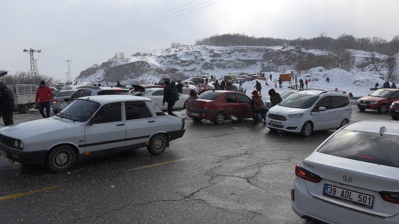 Trakya&rsquo;nın Uludağ&rsquo;ı olarak tabir edilen Mahya Tepe&rsquo;de vatandaşlar karın tadını &ccedil;ıkardı
