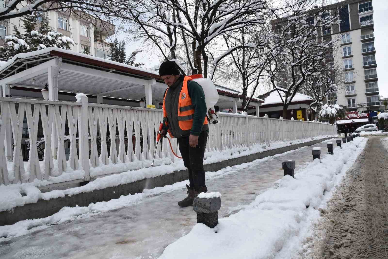 Başkan T&uuml;rkel: "Ekiplerimiz canla başla karla m&uuml;cadele &ccedil;alışmaları y&uuml;r&uuml;t&uuml;yor"
