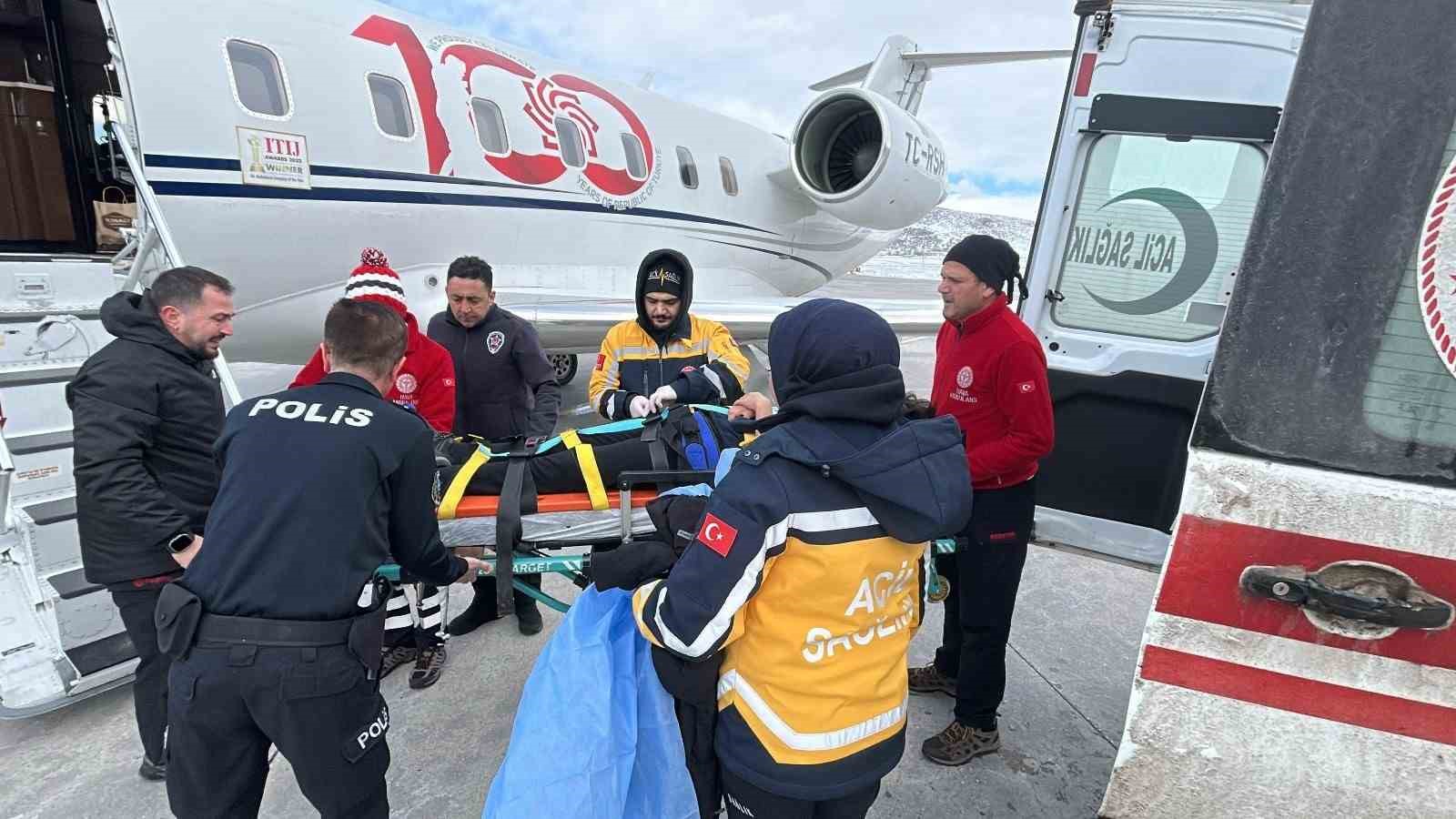 Bingöl’de kalçası kırılan çocuk ambulans uçakla hastaneye sevk edildi
