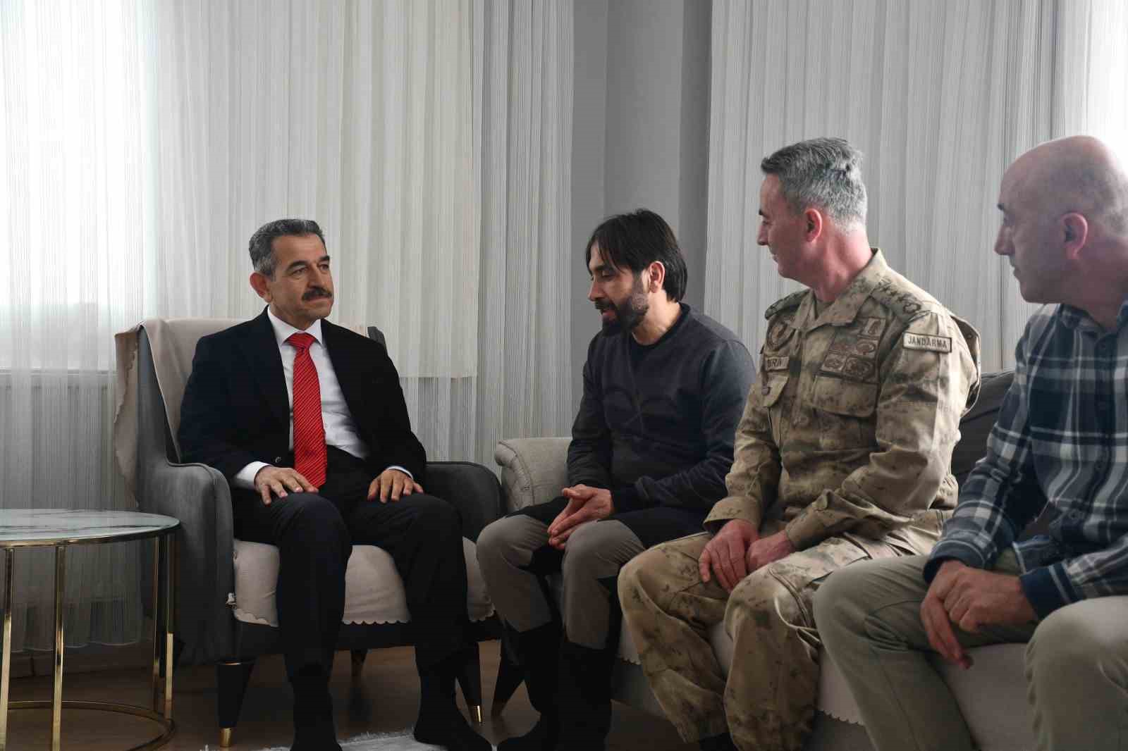 Şırnak Valisi Ekici çığda kurtarılan operatörü ziyaret etti