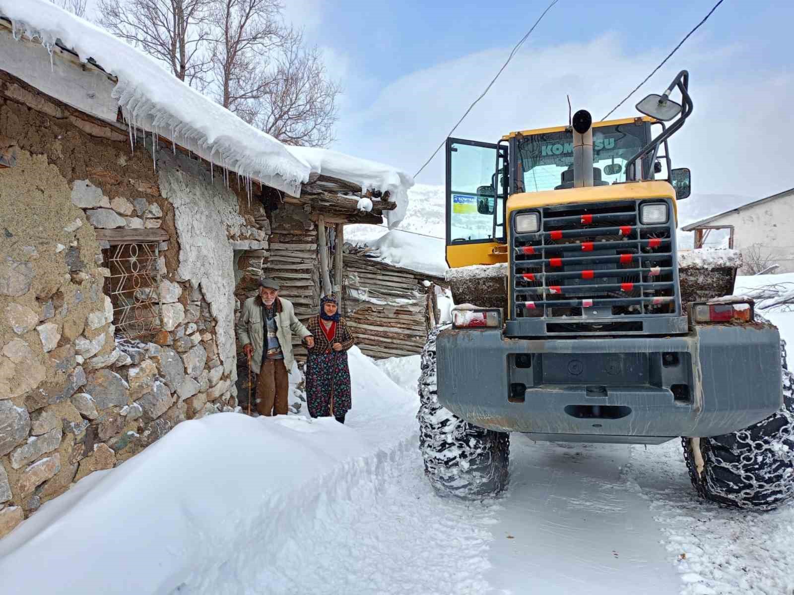 Yaşlı çift kapanan yolu açan ekipleri kapıda karşıladı
