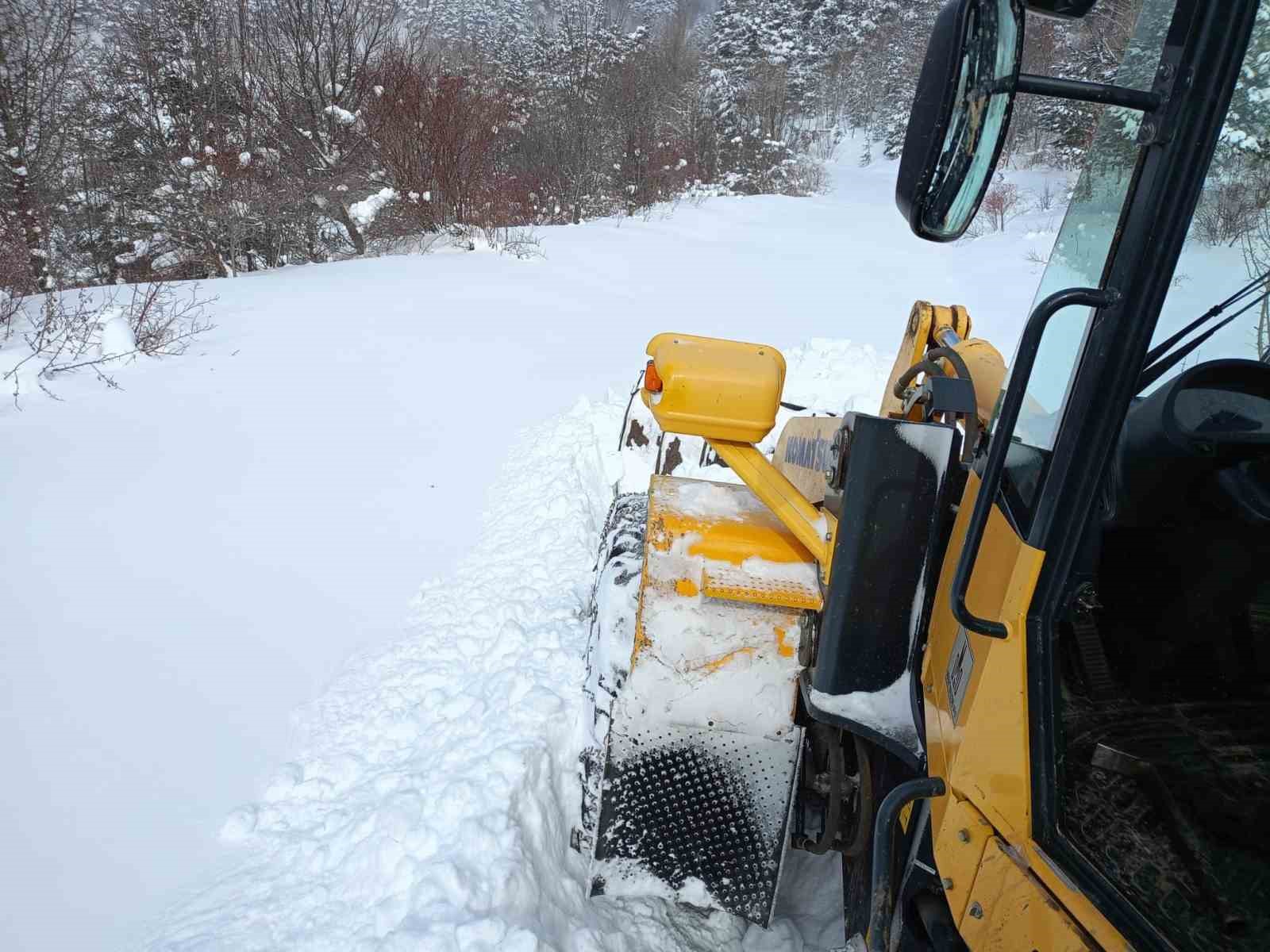 Yaşlı &ccedil;ift kapanan yolu a&ccedil;an ekipleri kapıda karşıladı
