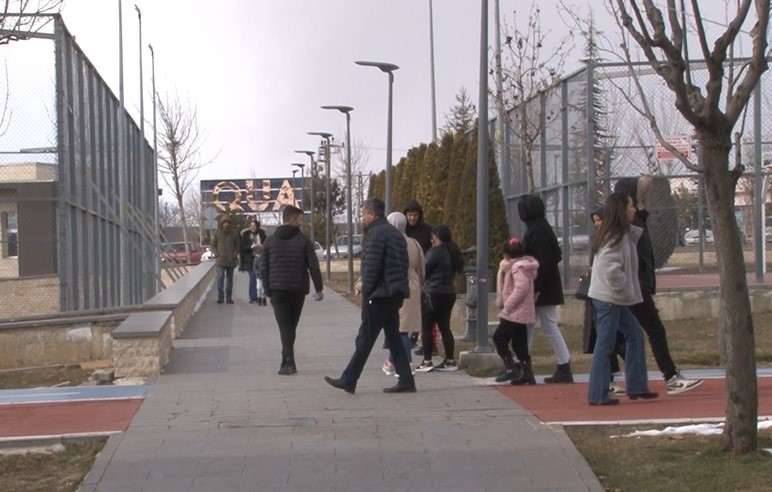 &Ccedil;orum&rsquo;da soğuğa aldırış etmeyen vatandaşlar soluğu Millet Bah&ccedil;esi&rsquo;nde aldı
