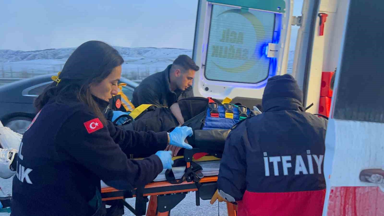 &Ccedil;orum&rsquo;da otomobil demir bariyere &ccedil;arptı: 1 yaralı
