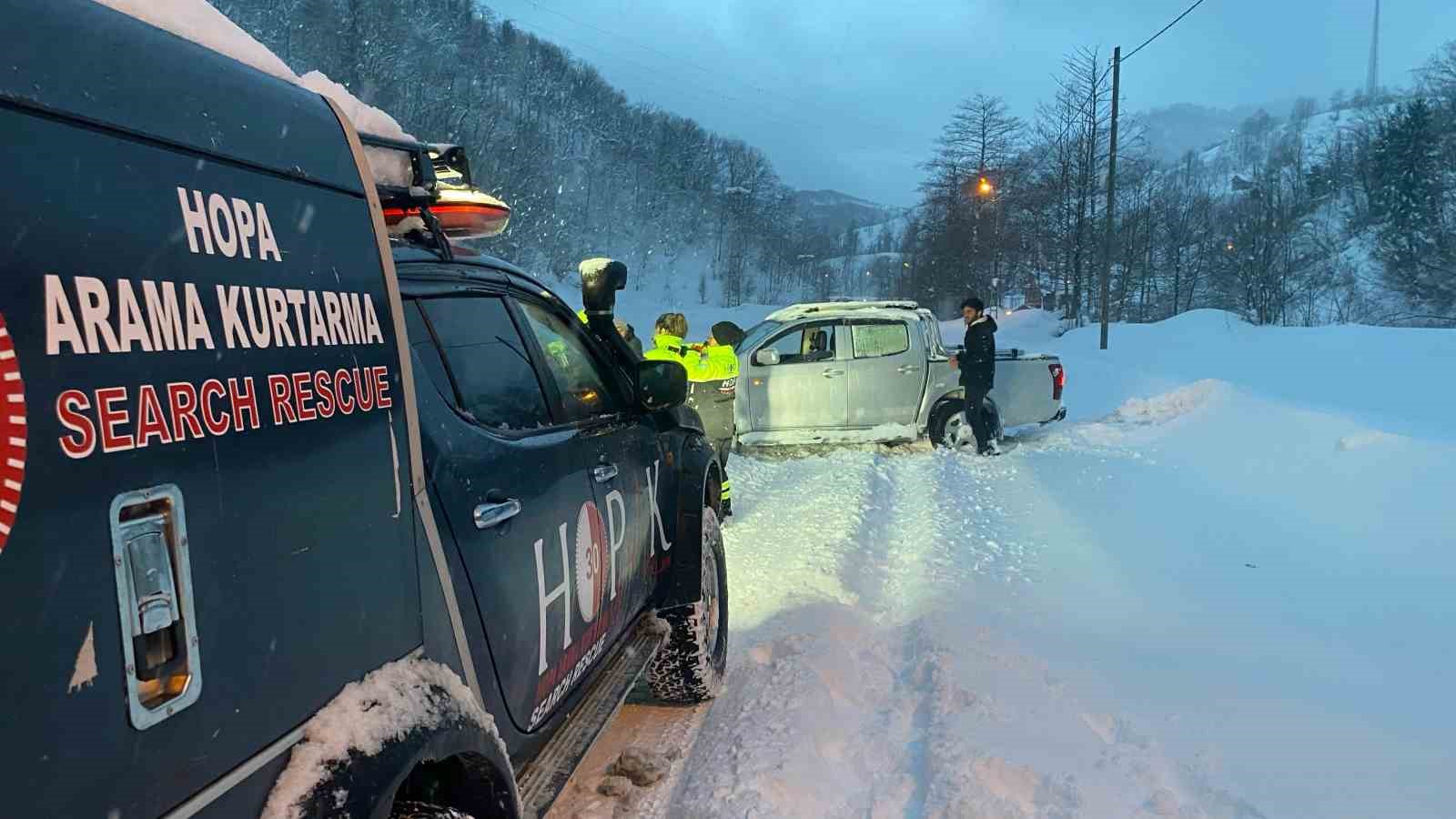 Artvin&rsquo;de yolda kalan s&uuml;r&uuml;c&uuml;lerin yardımına HOPAK ekipleri koştu
