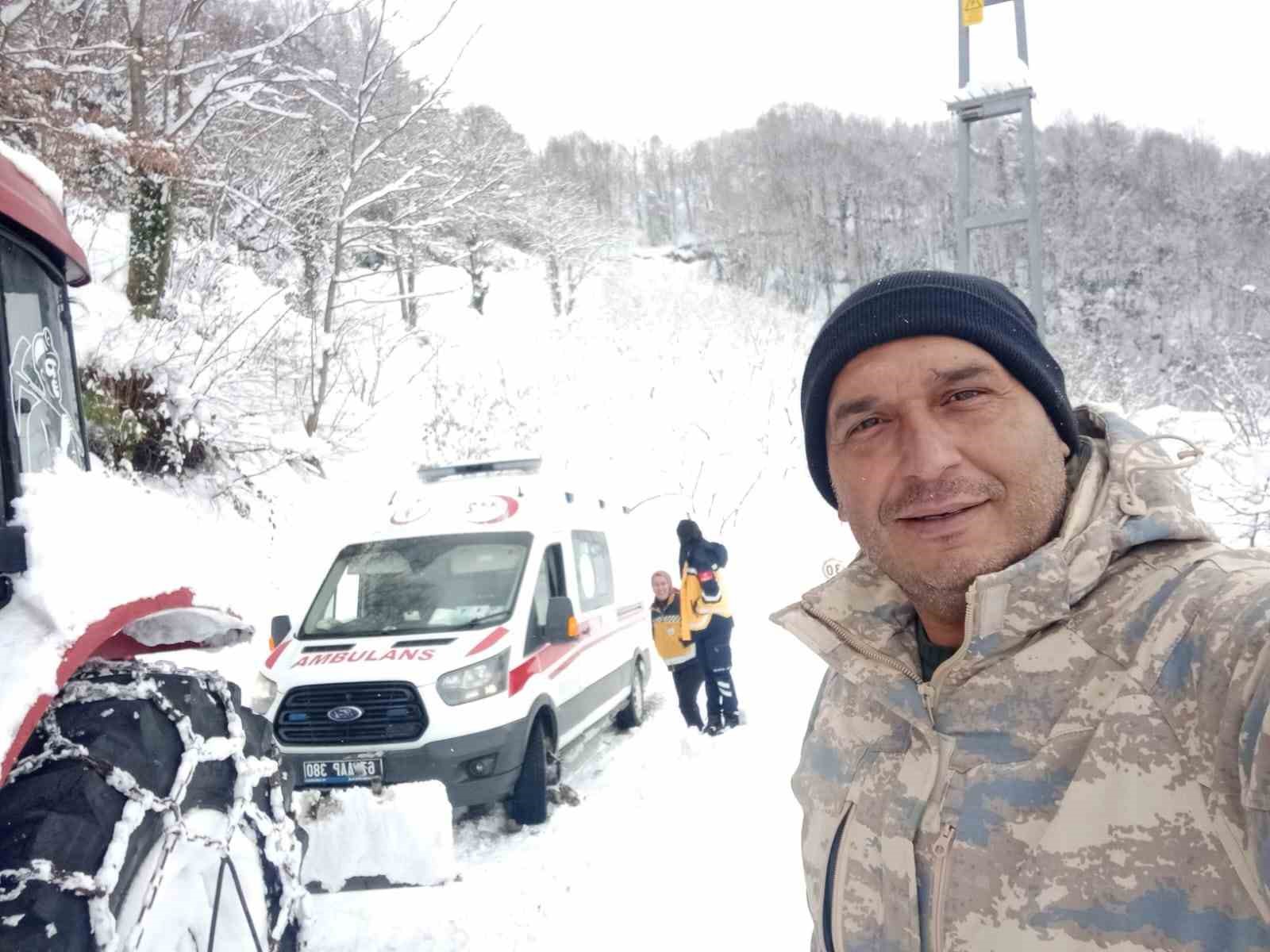 Muhtar karla kapanan yolu traktörle açtı, sağlık ekipleri KOAH hastasına ulaştı