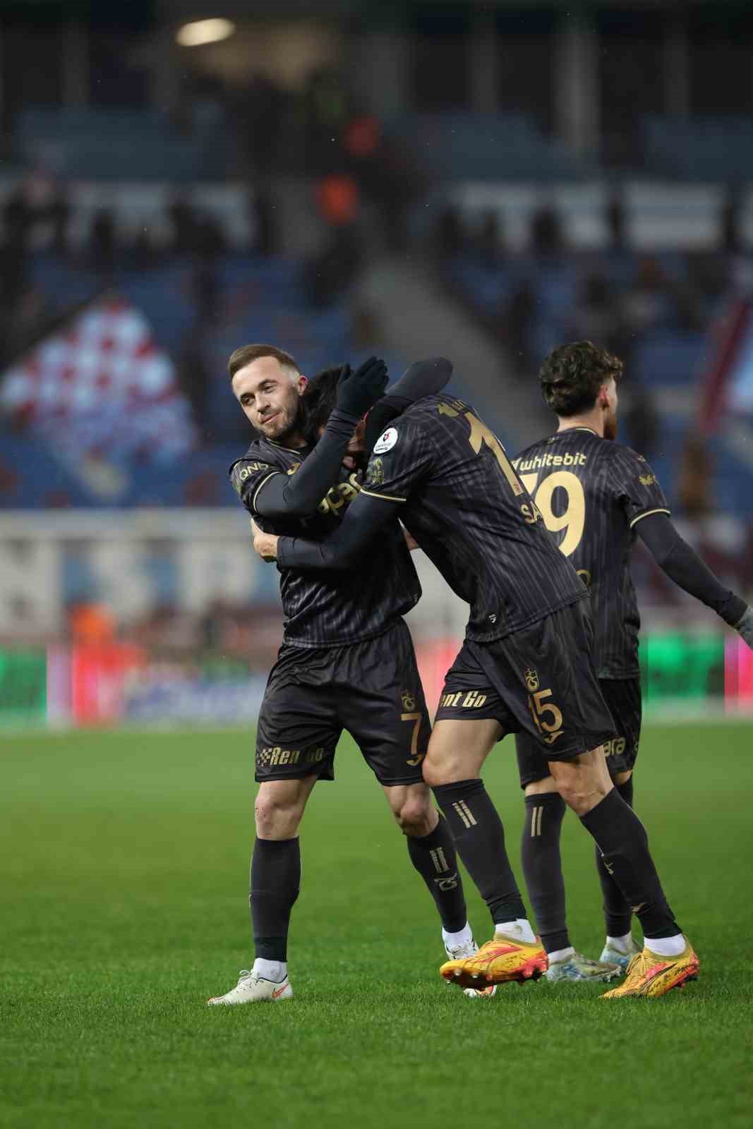 Trendyol S&uuml;per Lig: Trabzonspor: 2 - Gaziantep FK: 0 (İlk yarı)
