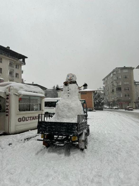 Gen&ccedil;ler trakt&ouml;r kasasına yaptıkları kardan adamı mahalle mahalle gezdirdiler
