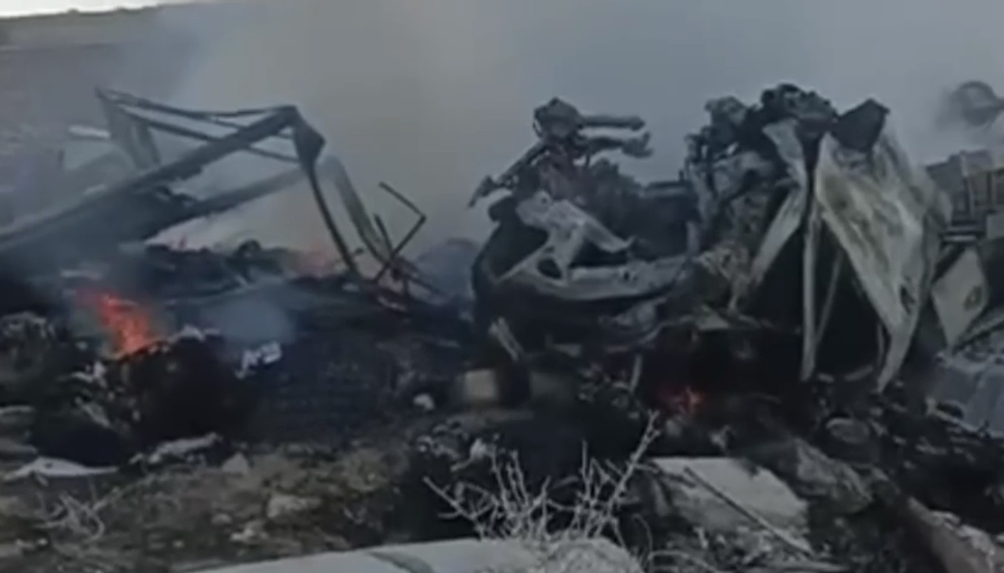 Aksaray’da şarampole devrilen kamyonette yangın: 2 yaralı