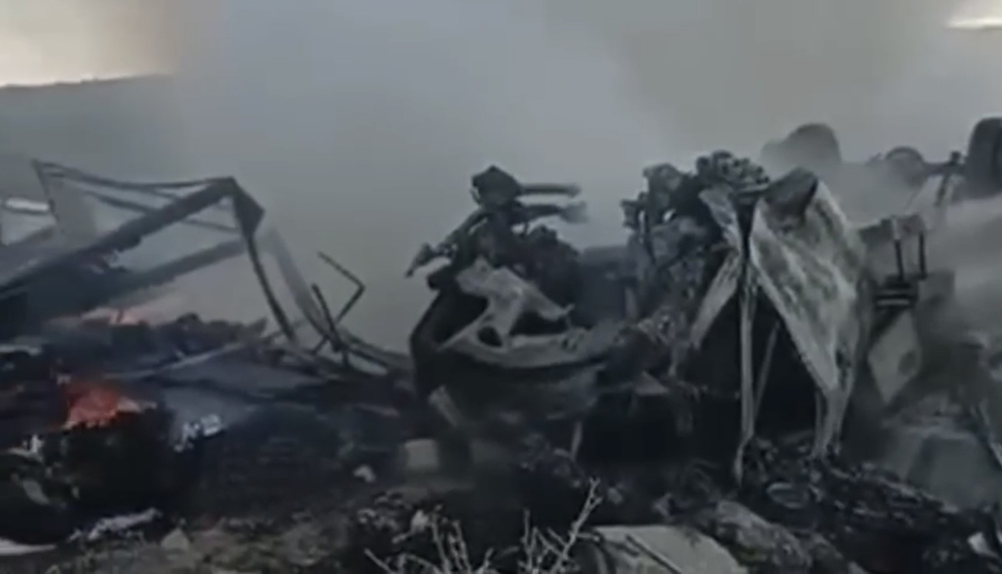 Aksaray&rsquo;da şarampole devrilen kamyonette yangın: 2 yaralı
