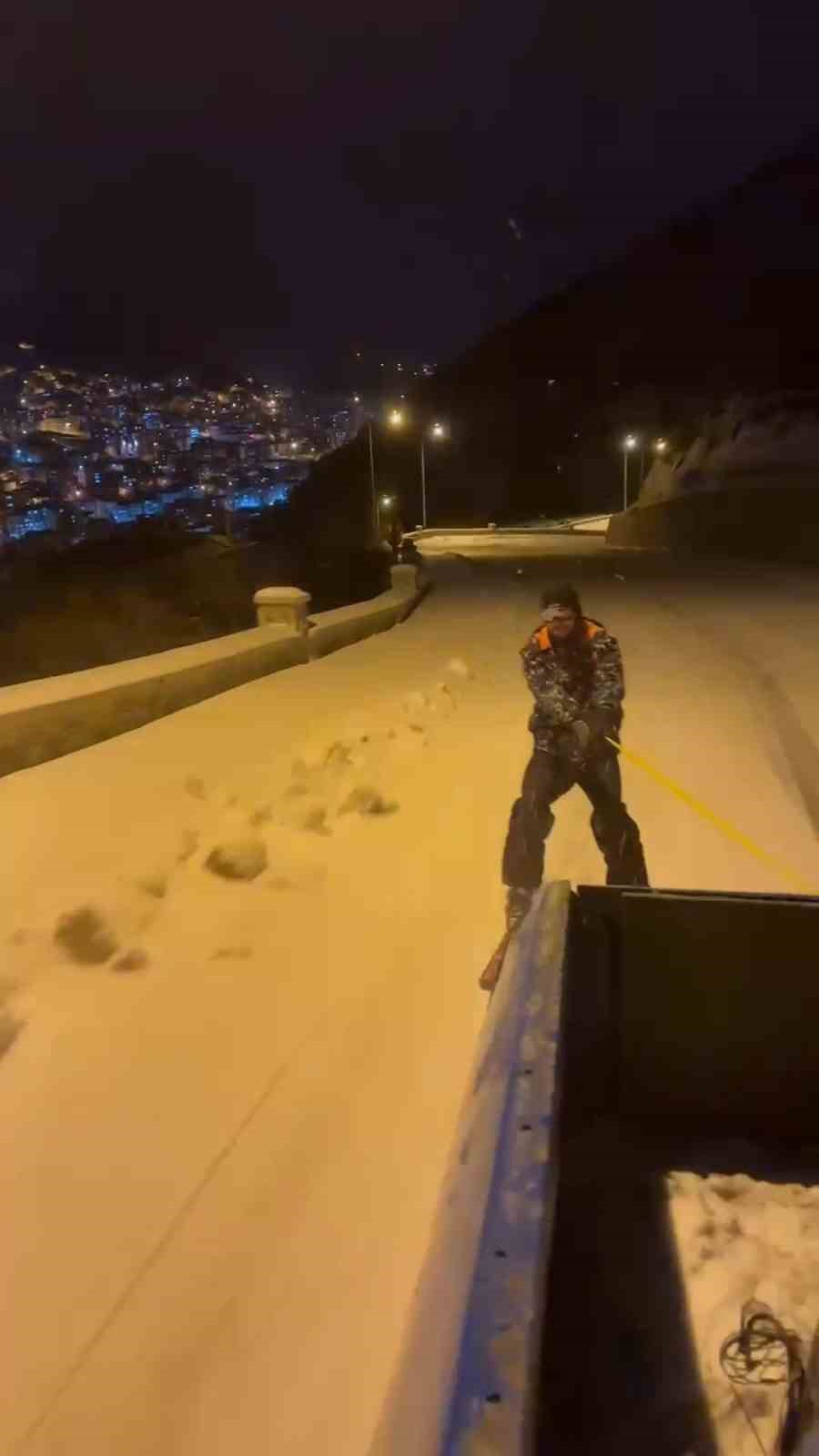 Gümüşhane’de tarihi mahallenin yolunda kayak heyecanı