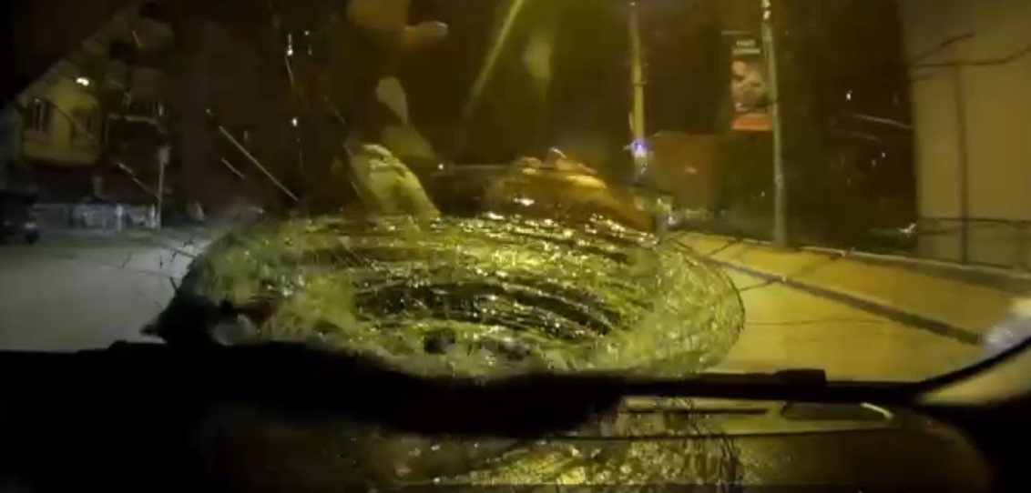 Yolu karşısına geçmeye çalışan adama ticari taksi böyle çarptı