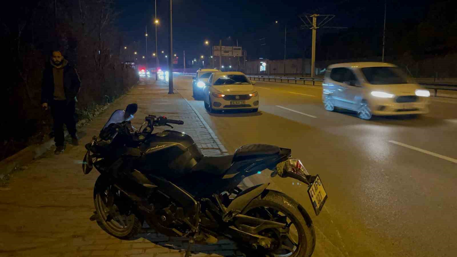 Direksiyon hakimiyetini kaybeden motosiklet sürücüsü bariyerlere çarparak ağır yaralandı