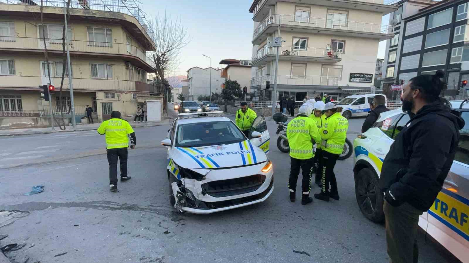 Otomobil ile polis aracı çarpıştı: 1’i çocuk 4 yaralı