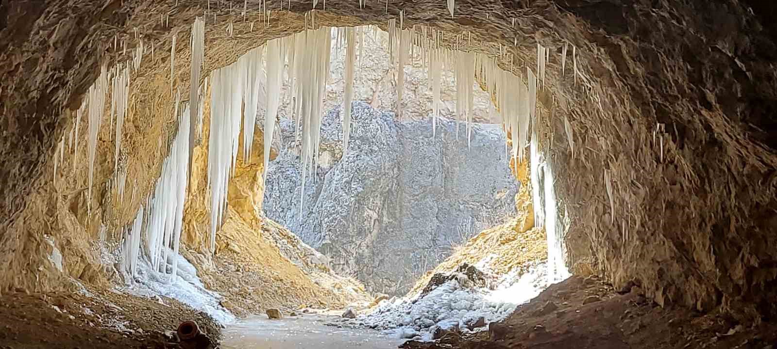 Kemaliye’de ’dünyanın en zorlu yolları’ arasında gösterilen "Taş Yolu" buz tuttu
