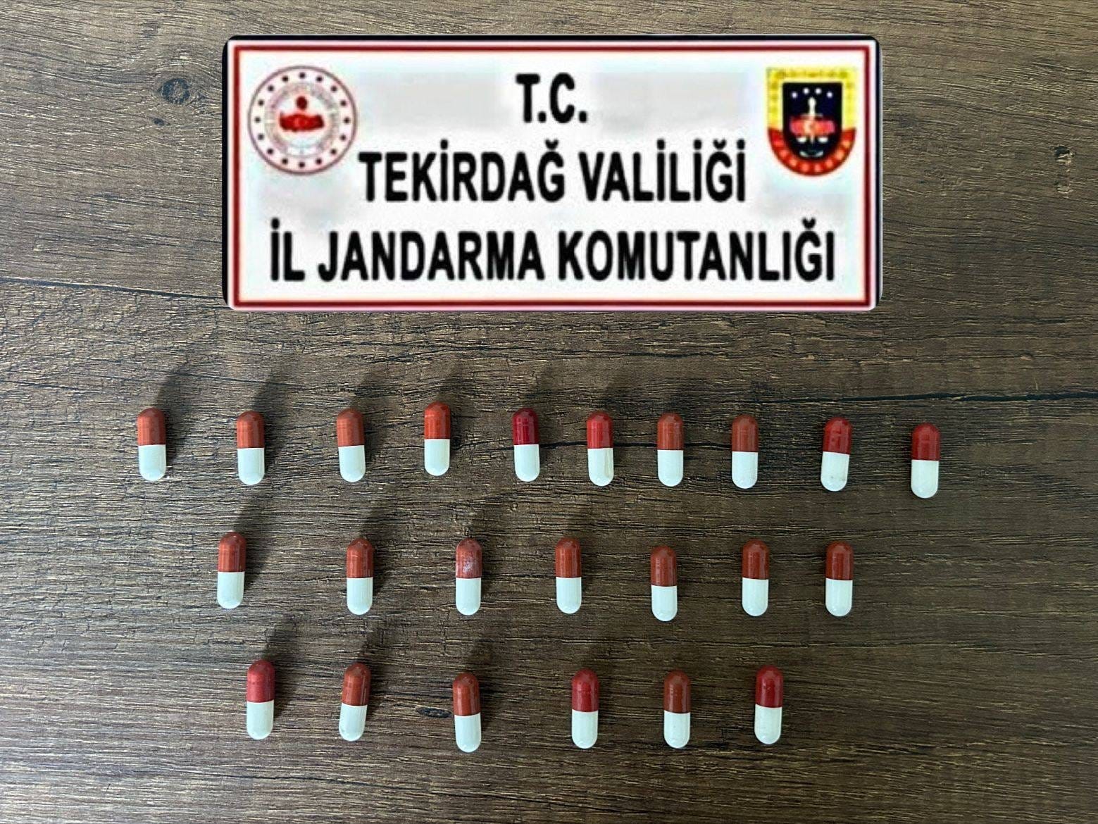Tekirdağ&rsquo;da jandarmadan uyuşturucu ve silah operasyonu
