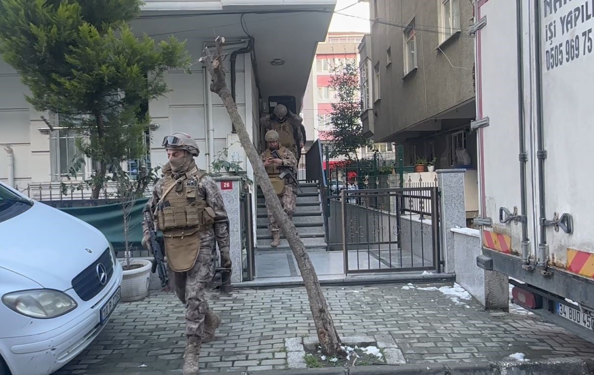 Avcılar’da evinde kendine zarar veren adama özel harekat polisi müdahale etti