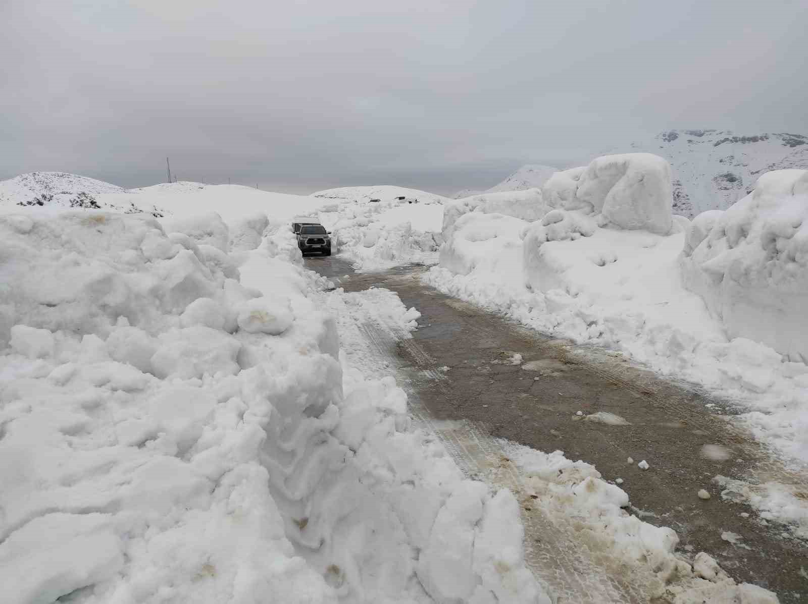 Batman’da kar yağışı nedeniyle ulaşıma kapanan köy yollarında çalışmalar sürüyor