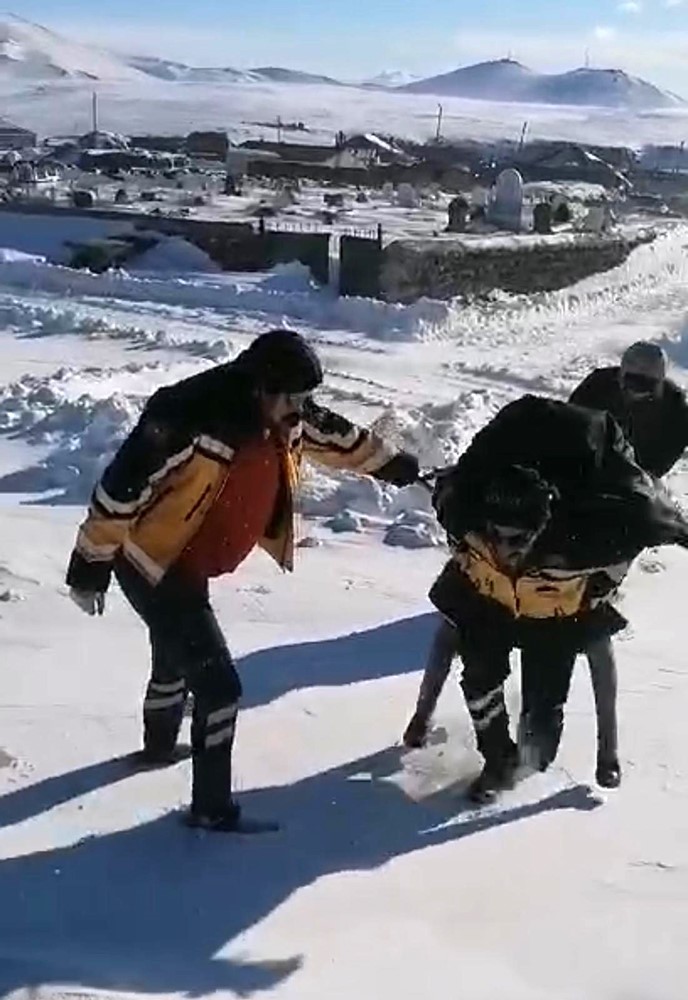 Kars’ta sağlık çalışanı yaşlı kadını sırtında ambulansa taşıdı