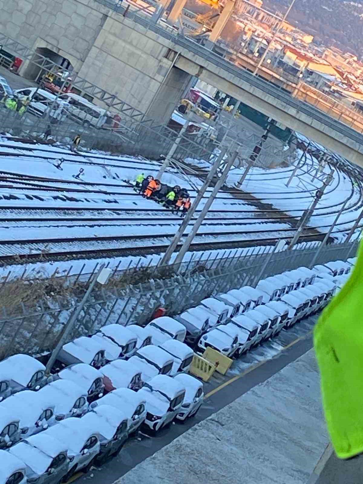 Limana indirilen sıfır otomobil tren yoluna uçtu: 1 yaralı
