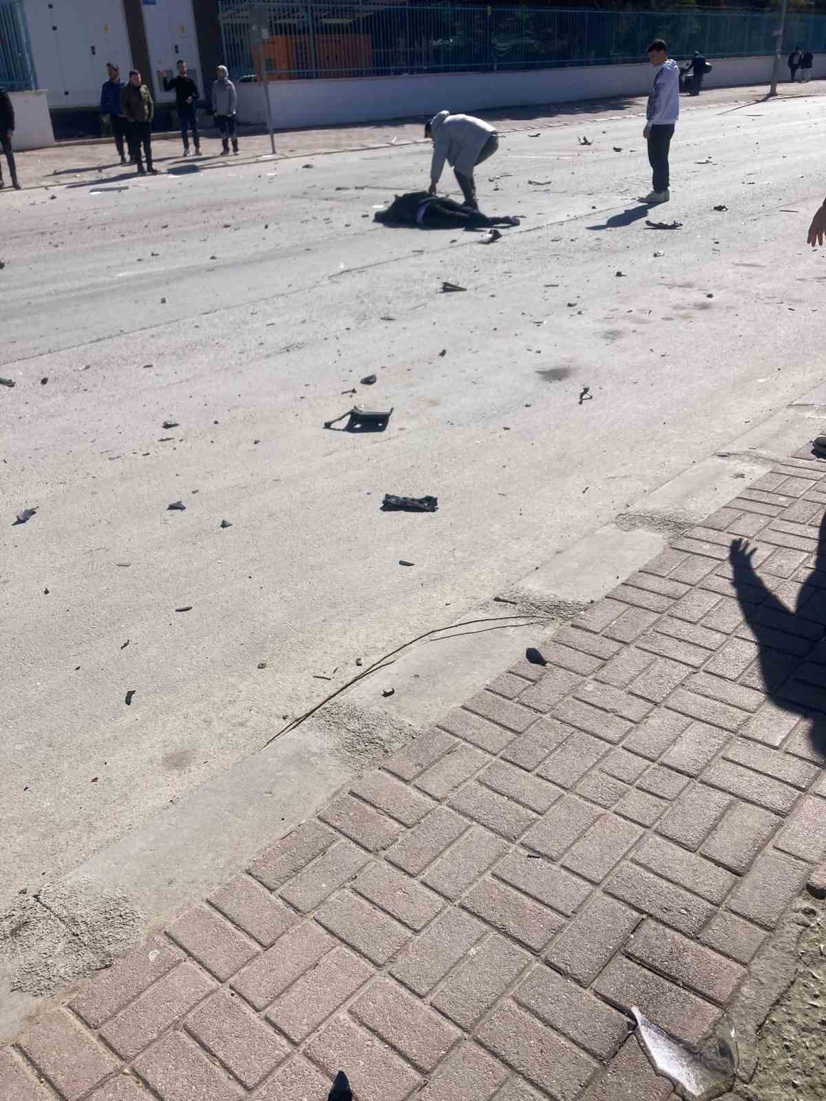 Aşırı s&uuml;ratli otomobille &ccedil;arpışan 17 yaşındaki motosikletli ağır yaralandı
