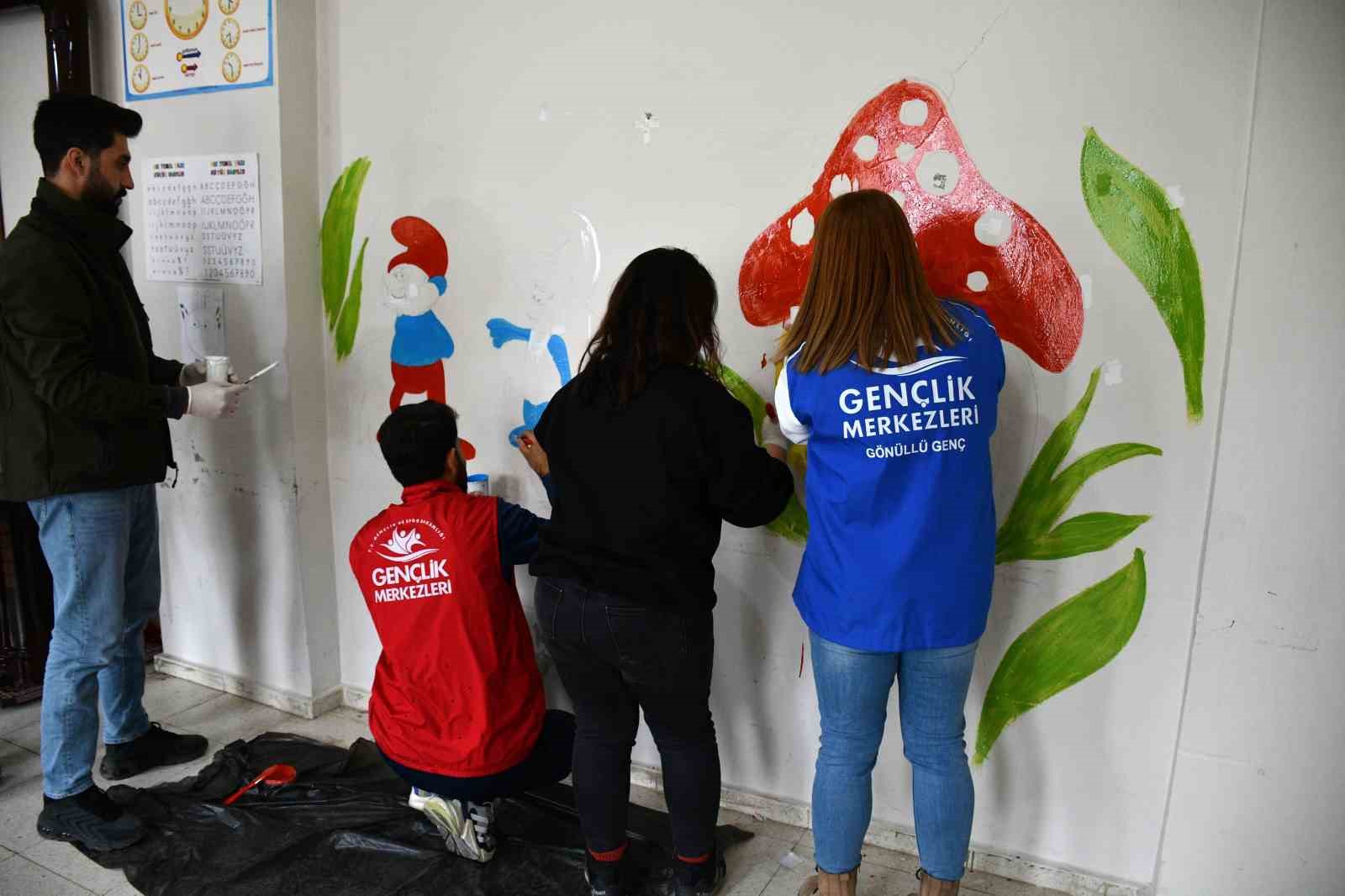 Şırnak’ta bir araya gelen gönüllüler öğrenciler için okul duvarlarını tuvale çevirdi