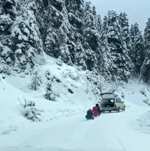 Kızakları aracının arkasına bağladı, &ccedil;ocuklarını doyasıya eğlendirdi
