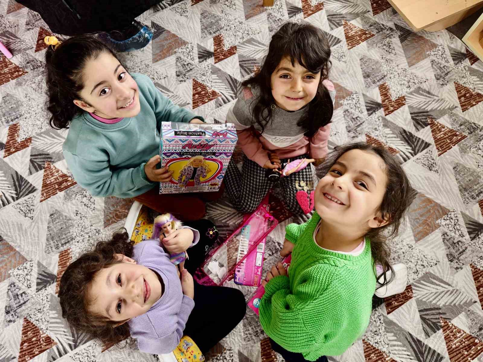 Ağrı’daki çocuklar ’Mutluluk Harekatı’ ile hayallerindeki oyuncaklara kavuştu