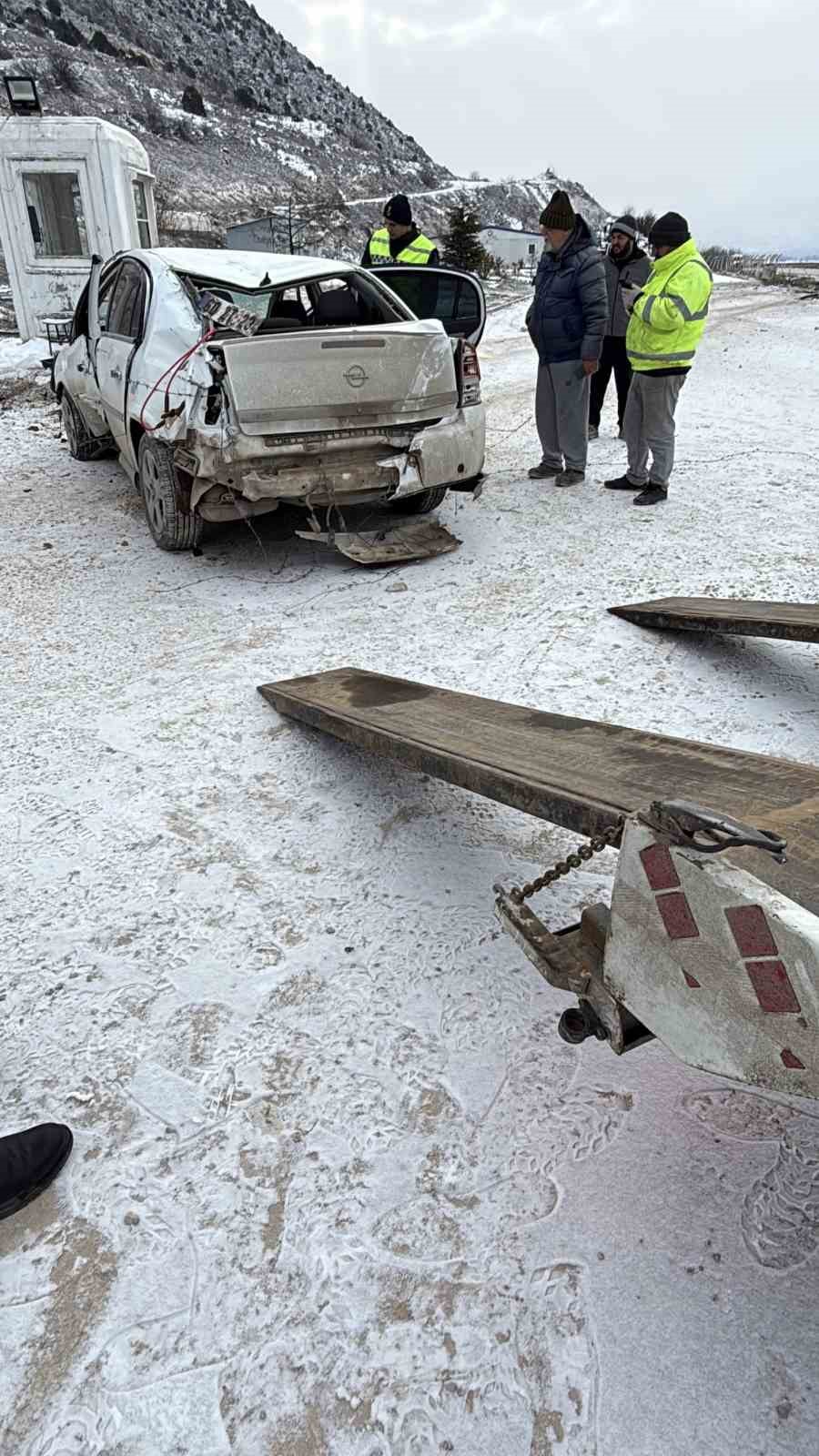 Tokat&rsquo;ta g&uuml;venlik kul&uuml;besine &ccedil;arpan otomobil s&uuml;r&uuml;c&uuml;s&uuml; yaralandı
