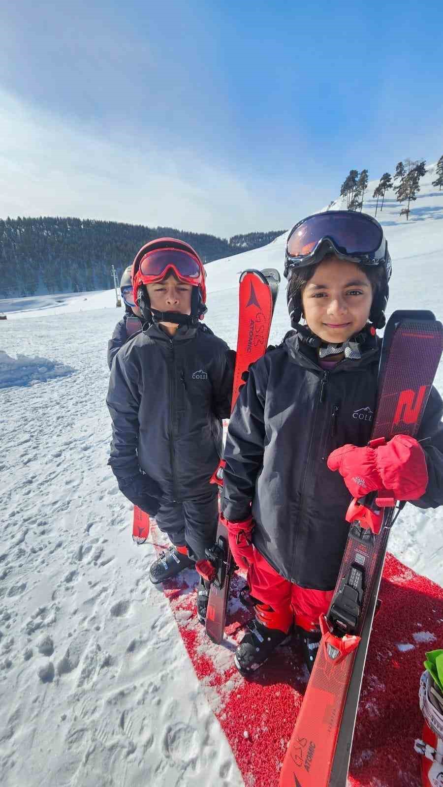 Karslı &ouml;ğrenciler kaymayı &ouml;ğreniyor
