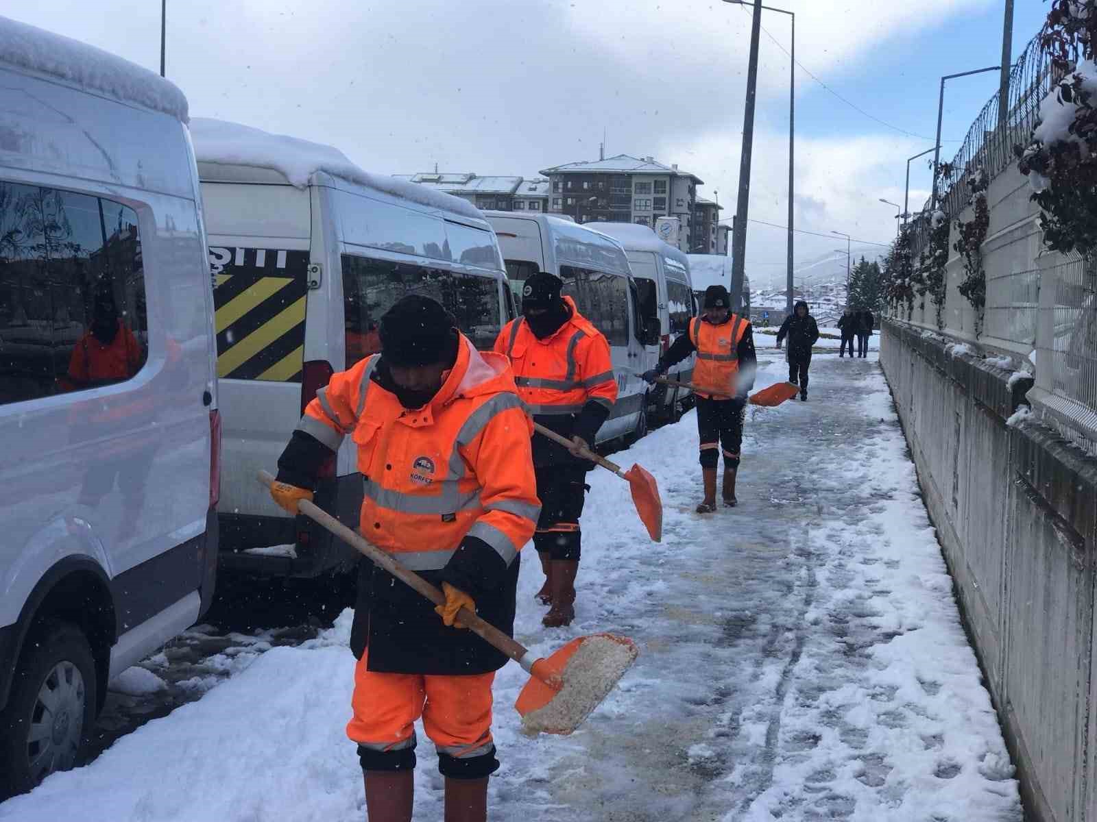 Körfez’de yollara 2 bin 750 ton tuz döküldü