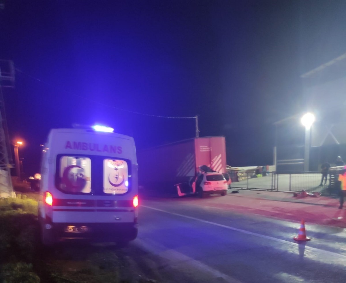 Akhisar’da otomobil tıra çarptı: 2 ölü