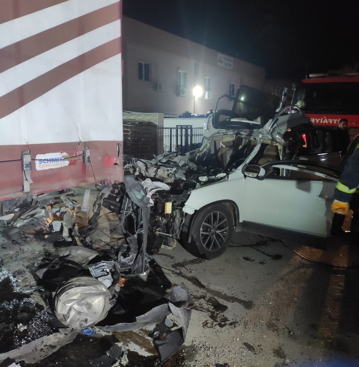 Akhisar&rsquo;da otomobil tıra &ccedil;arptı: 2 &ouml;l&uuml;
