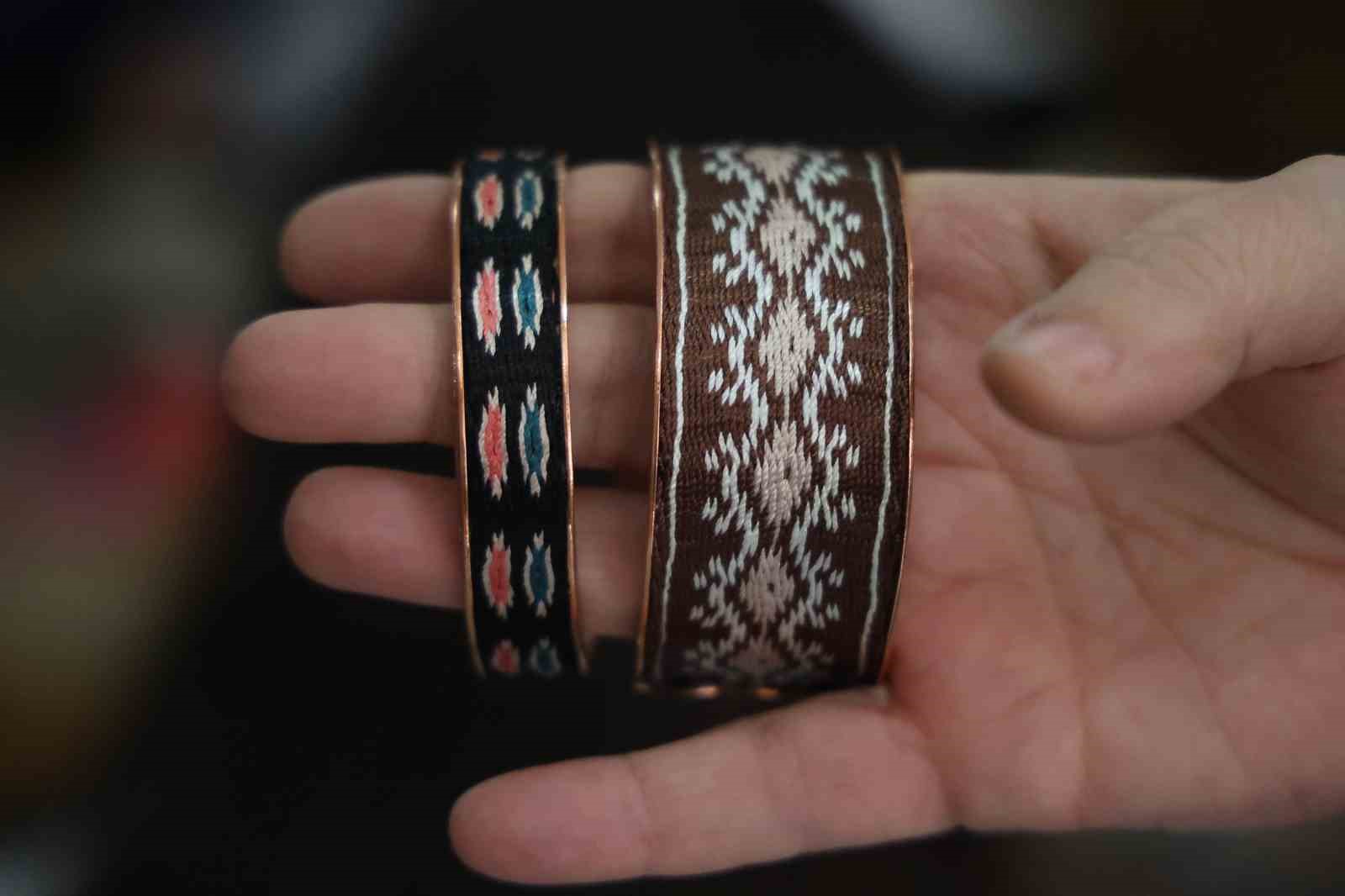 Olgunlaşma Enstitüsünde çarpana tekniği, bakır ve yarı değerli taşlarla takılar üretiliyor