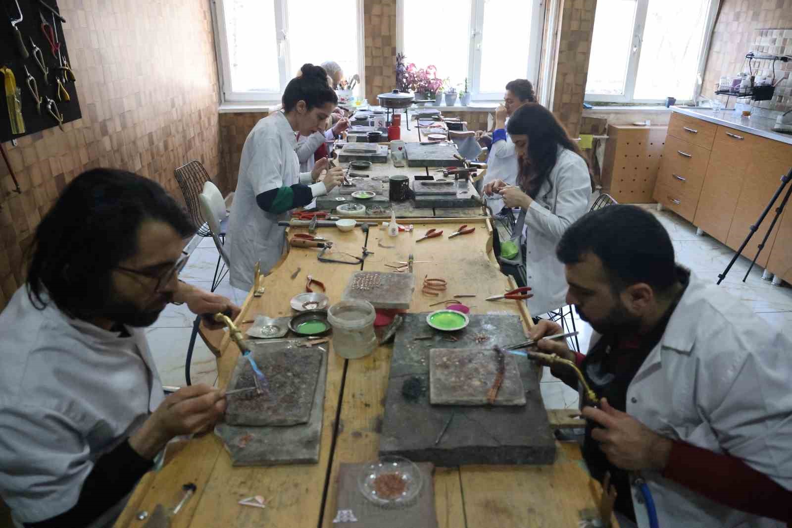 Olgunlaşma Enstit&uuml;s&uuml;nde &ccedil;arpana tekniği, bakır ve yarı değerli taşlarla takılar &uuml;retiliyor
