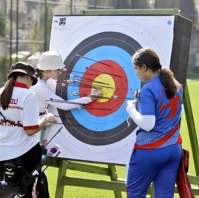 Denizli’de oklar hedefi buldu